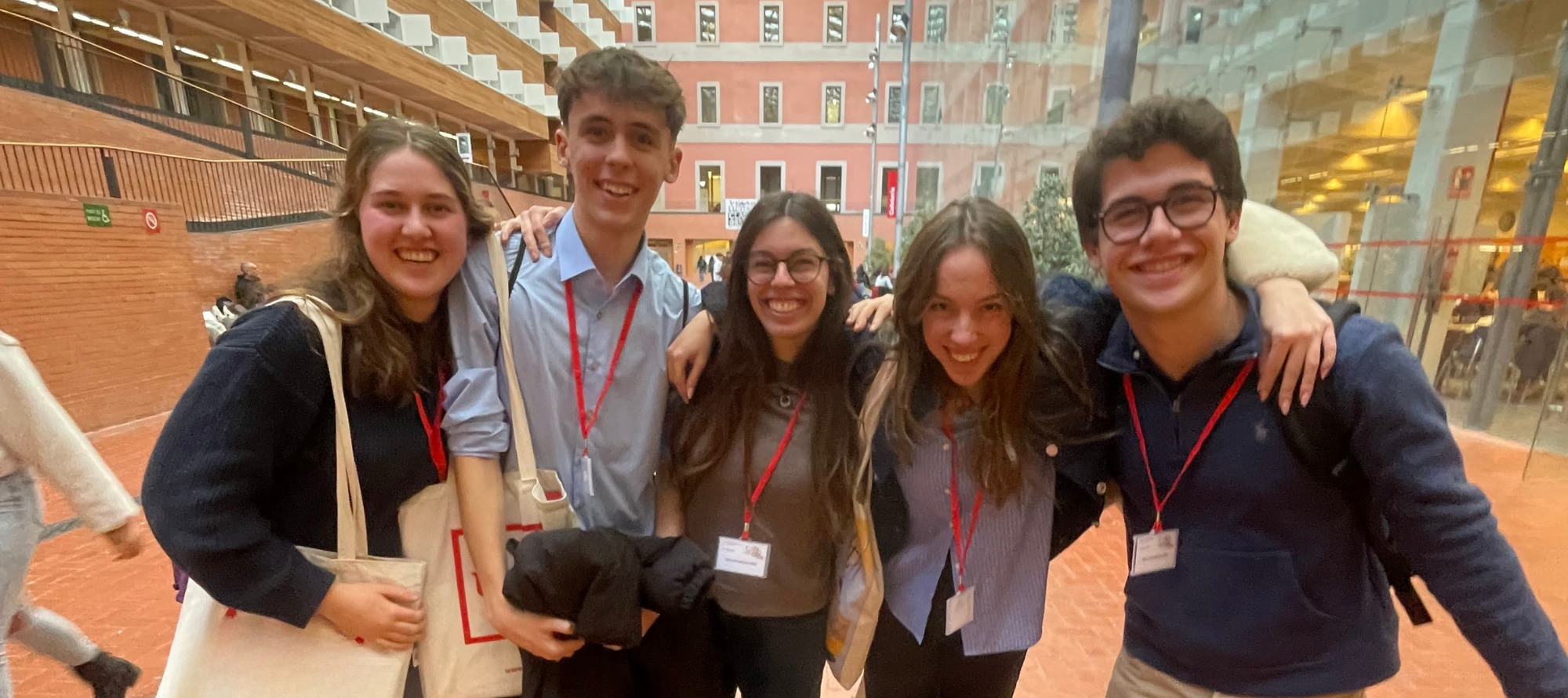 Alumnes de Batxillerat del Col·legi Badalonès, durant la celebració d'un concurs d'oratòria a la universitat.